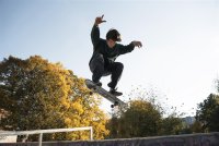 full-shot-teen-doing-tricks-skateboard ©freepik