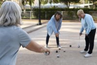 elderly-friends-playing-petanque ©freepik