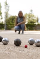 elderly-friends-playing-petanque © freepik